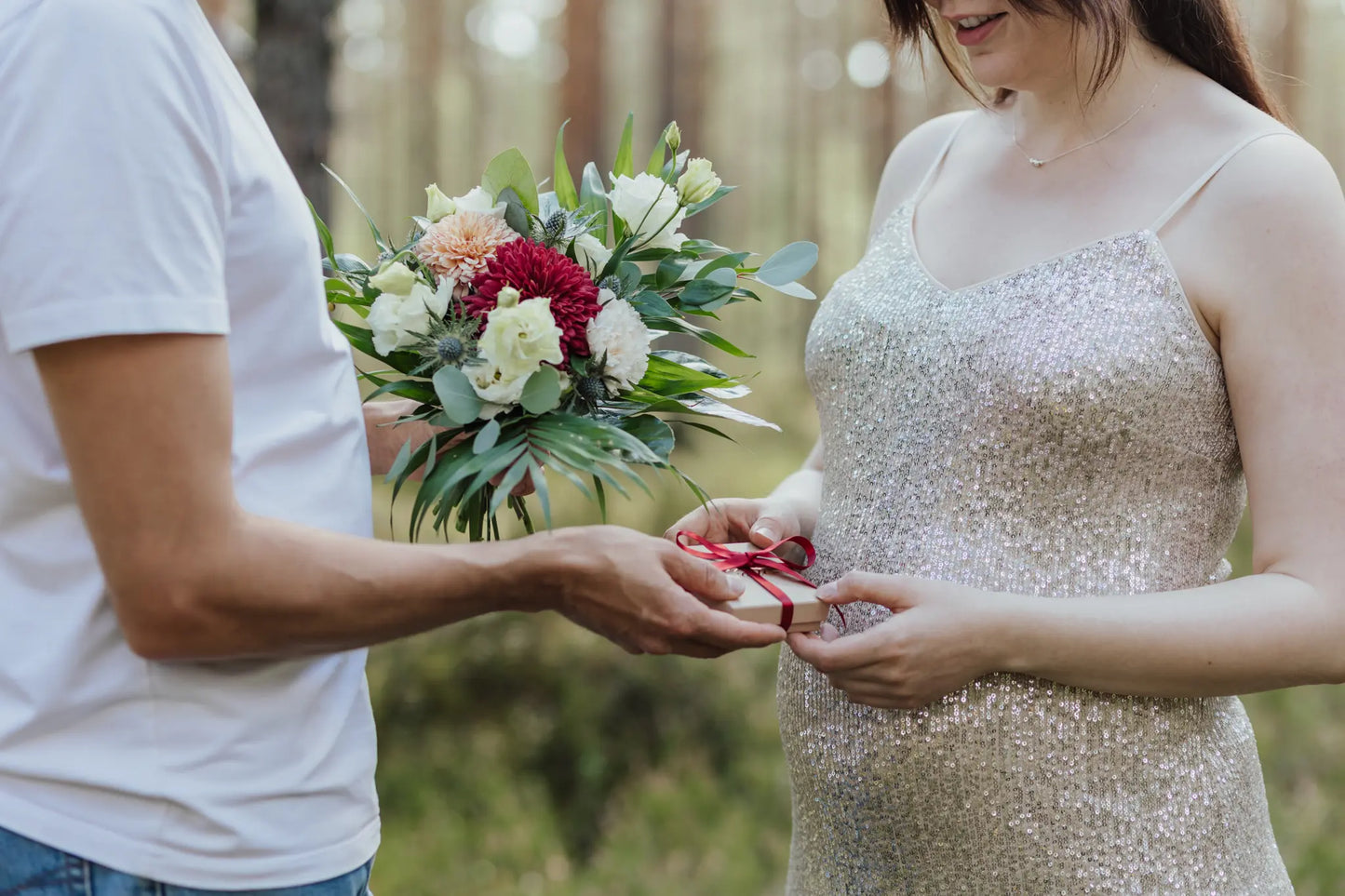 Viesti-koru, jossa lukee morseaakkosilla merkityksellinen Viesti, on täydellinen lahja puolisolle.