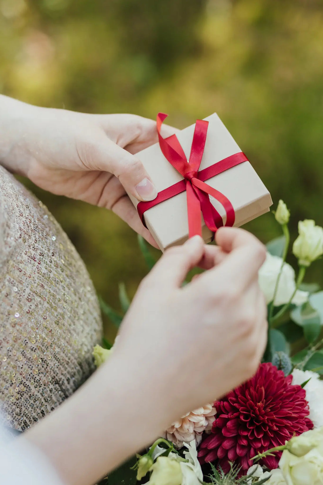 Merkityksellinen Viesti-koru on pakattu kauniiseen lahjarasiaan.