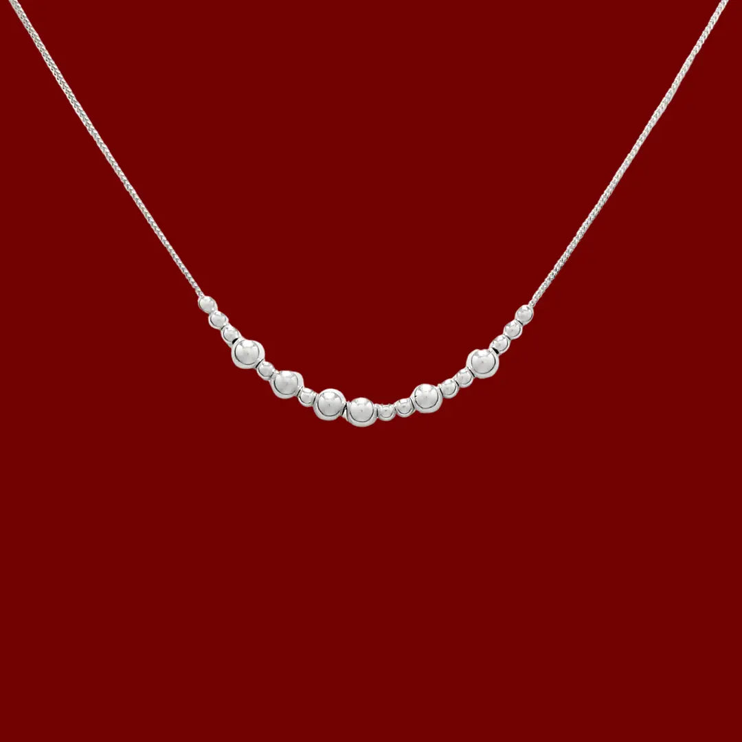 Hopeinen Viesti-kaulakoru, jossa lukee morseaakkosilla Vapaus.