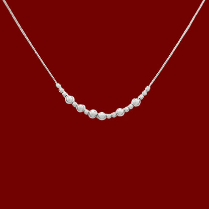 Hopeinen Viesti-kaulakoru, jossa lukee morseaakkosilla Vapaus.