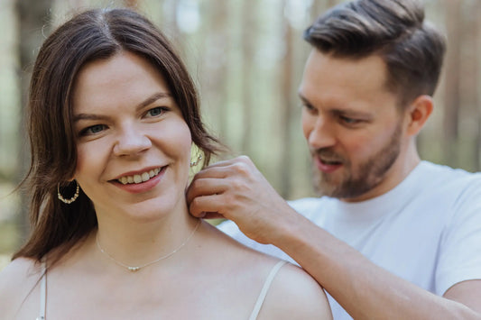 Viesti-koru on täydellinen lahja puolisolle. Koruissa lukee merkityksellinen Viesti morseaakkosilla.