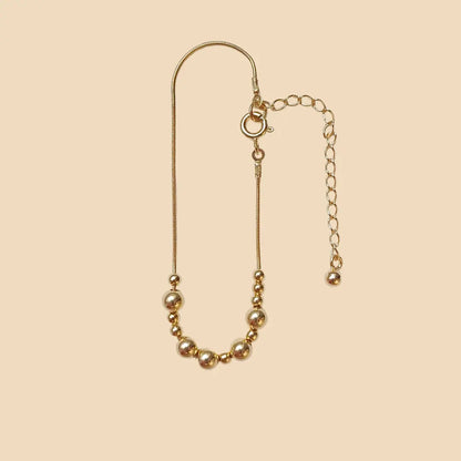 Kullattu hopeinen rannekoru, jossa lukee morseaakkosilla rakas.