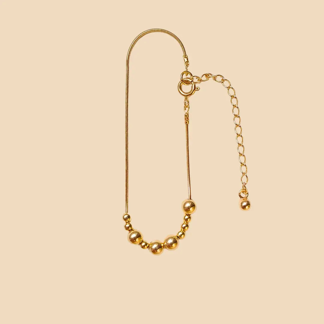 Kullattu hopeinen rannekoru, jossa lukee morseaakkosilla upea.